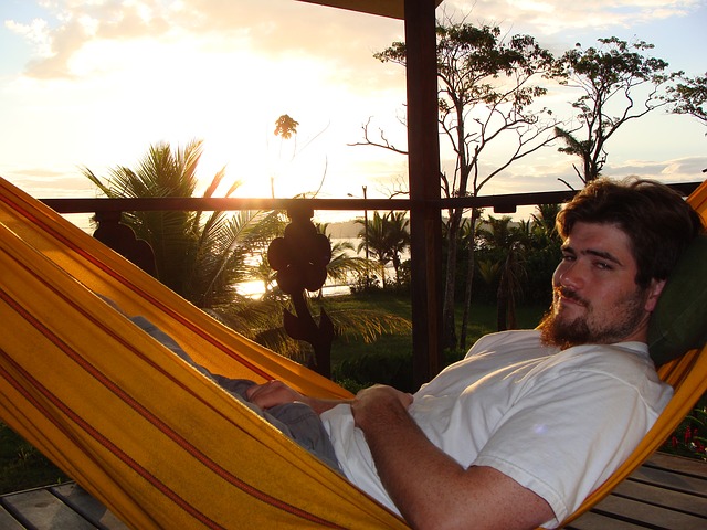 muž v houpací síti