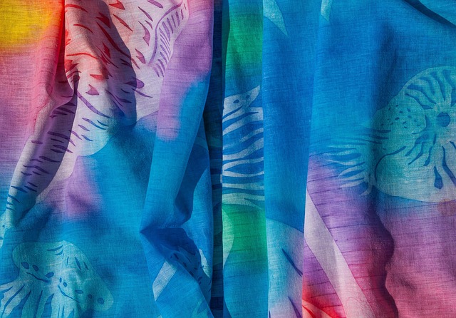 Tkanina má různou barvu. 