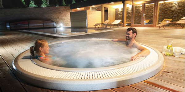 muž a žena se koupají ve vířivce